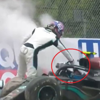 Video: Russell geeft Bottas pets op helm, Fin steekt middelvinger op
