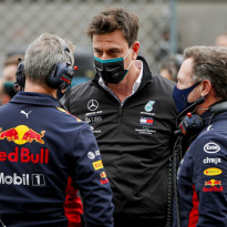 VIDEO: Wolff sneert naar Horner na weigeren excuus crash Verstappen
