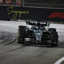 Russell verrast met pole position in Singapore, Verstappen blijft de McLarens voor