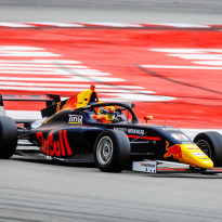 Coronel kijkt terug op geslaagd F4-debuut: 'Gelijk al een beker mee naar huis genomen'