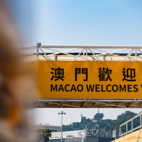 Slater pakt straf, maar zet zichzelf op pole position in Macau