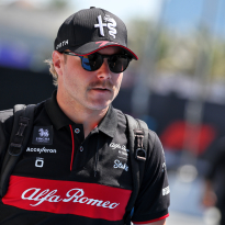Alfa Romeo scramble to fix car with their HANDS in Bottas pit stop nightmare