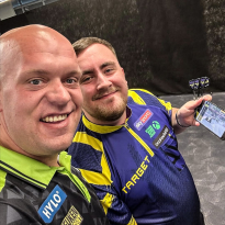 Van Gerwen en Littler kunnen het niet laten en volgen zege Verstappen tijdens toernooi