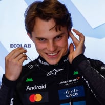 Oscar Piastri signs mid-season contract... but not with McLaren