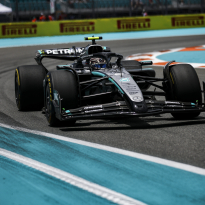 Antonelli verrast met pole position in Miami, Verstappen buiten de top drie