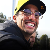 HAHA! Ricciardo loopt te dollen met Jack Plooij: "Laterrrrrrrr!"