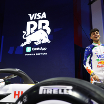 Lindblad stapt in Volkswagen Passat na incident tijdens eerste Racing Bulls-shakedown