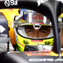 "Me sorprende que Red Bull siga reteniendo a Checo Pérez"