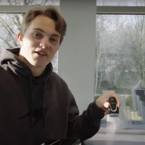 VIDEO: Oscar Piastri recibe su McLaren Artura