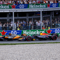 Verstappen ontsnapt aan crash en bespreekt hachelijk momentje met Norris