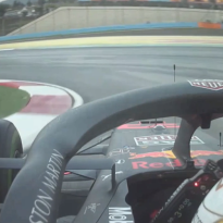 VIDEO: Verstappen volledig door het lint op boordradio: 'FOR **** SAKE!!!'