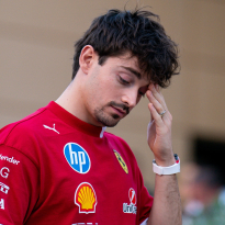 Bizar moment: Charles Leclerc crasht tijdens rondje onderweg naar de grid