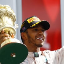 Hamilton stuurt kerstgroet naar team: "Hoop dat jullie nu kunnen genieten"
