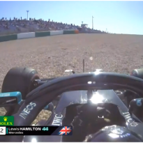 OEF! Hamilton in het grind na zeldzaam foutje