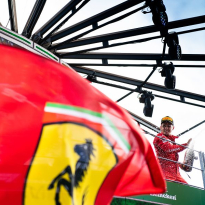 Leclerc krijgt speciaal pakketje van Ferrari, Giovinazzi springt op de fiets | Social Wall