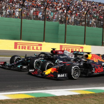 Sainz wil gesprek over manier van racen: "Weten niet wat iedere race gaat gebeuren"