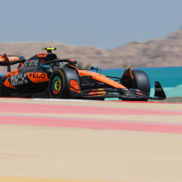 Verstappen ziet vanaf de zijlijn hoe Norris snelste tijd klokt in eerste training Bahrein