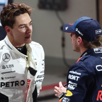 Russell haalt uit naar familie Verstappen: "Ze manipuleren de boel graag"