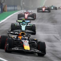 Verstappen ging bijna Piastri achterna de muur in: Nederlander hield RB21 nog net op de baan
