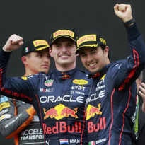 Verstappen y Pérez reciben la bienvenida de héroes de Red Bull