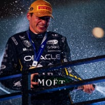 Vettel noemt 'steeds beter wordende' Verstappen eng: "Hij weet die manier wél te vinden"