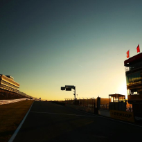 Formule 1 herdenkt overleden marshal, teams en coureurs leven mee