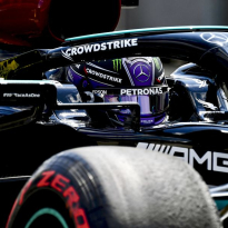 Hamilton trots na pole position: "Boe-geroep geeft me alleen maar energie"
