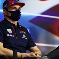 Verstappen ontkomt niet aan aantal kleerscheuren tijdens BMW SIM GT Cup