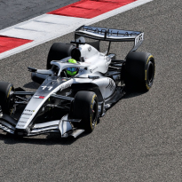Todo sobre el primer día de pretemporada de Checo con Cadillac en Bahrein