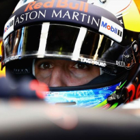 VIDEO: Ricciardo reveals striking 2019 helmet design