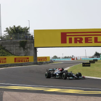 Hamilton over merkwaardige herstart: "Team vertelde me dat ik buiten moest blijven"