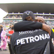 VIDEO: Innige omhelzing van vader en zoon Hamilton na nieuw record