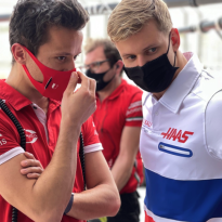Haas zet zichzelf wederom in de kijker: Shirt doet denken aan Russische vlag