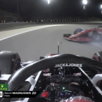 OEI! Vettel spint, Magnussen kan maar nét een zware crash voorkomen