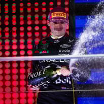 Verstappen lacht om blunder met champagnefles: "Iedereen had dat stiekem gedaan"