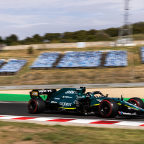 Jessica Hawkins, embajadora de Aston Martin, realiza pruebas en un F1
