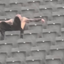 VIDEO: Opmerkelijk moment van man zonder shirt voor Red Bull-garage