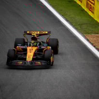 Norris grijpt pole tijdens desastreuze kwalificatie voor Verstappen en Red Bull