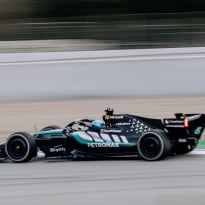 Mercedes 'bemoedigd' na positieve testdag: "Auto beter op het circuit dan in de simulator"
