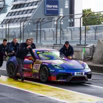 In deze GT4-wagen gaat Verstappen dit weekend racen op de Nordschleife