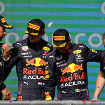 Bepalende races voor Verstappen: 'Voordeel Red Bull als Mercedes niet hard genoeg werkt'