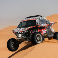 Dakar 2026: Puck Klaassen wint Etappe 8, Van den Brink ziet truckrivalen hard crashen