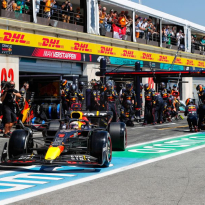 Verstappen slaat grote slag in Frankrijk na DNF Leclerc: "Hoop dat het goed met hem gaat"