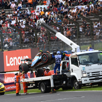 Sargeant reageert op flinke crash Suzuka: "Misschien was ik ook een beetje te agressief"