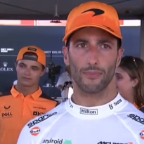 VIDEO: Ricciardo blundert in het Italiaans en noemt Norris een "sh**head!"