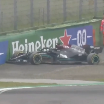 VIDEO: Hamilton crasht, zet de deur open voor Verstappen