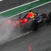 VIDEO | Red Bull Racing niet in actie in Barcelona na crash Hadjar