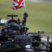 FIA legt tijdstraf Hamilton uit: 'Vermeed contact niet, had meer ruimte kunnen laten'