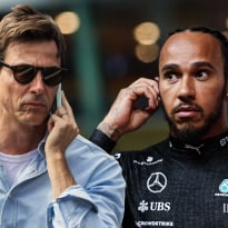 Mercedes, ENOJADO sobre el tema Hamilton-Verstappen
