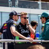 Alonso schudt hoofd bij acties Red Bull en wijst naar Verstappen